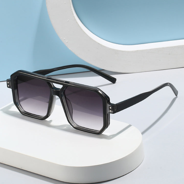 Dame moteriktig solbrille i moderne åttekantet design Skanto