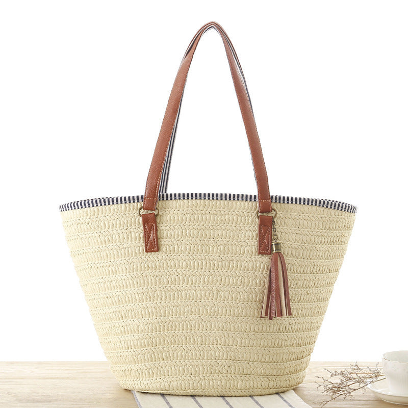 Beach bag made of hand-woven natural material with elegant leather detail Skanto