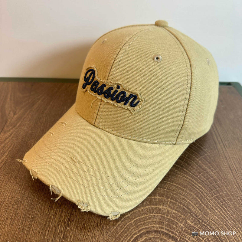 Kvinnes slitt bomull baseballcap med brodert sitat Skanto