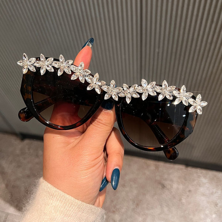 Dame solbrille med florale krystallakenter Skanto