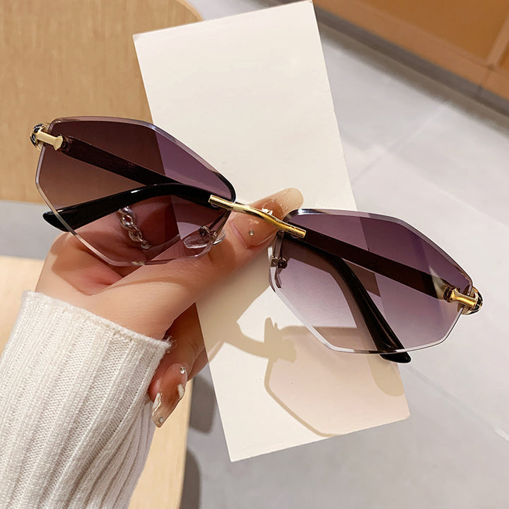 Dame Designer solbrille med heksagonal ramme og gyldne detaljer Skanto