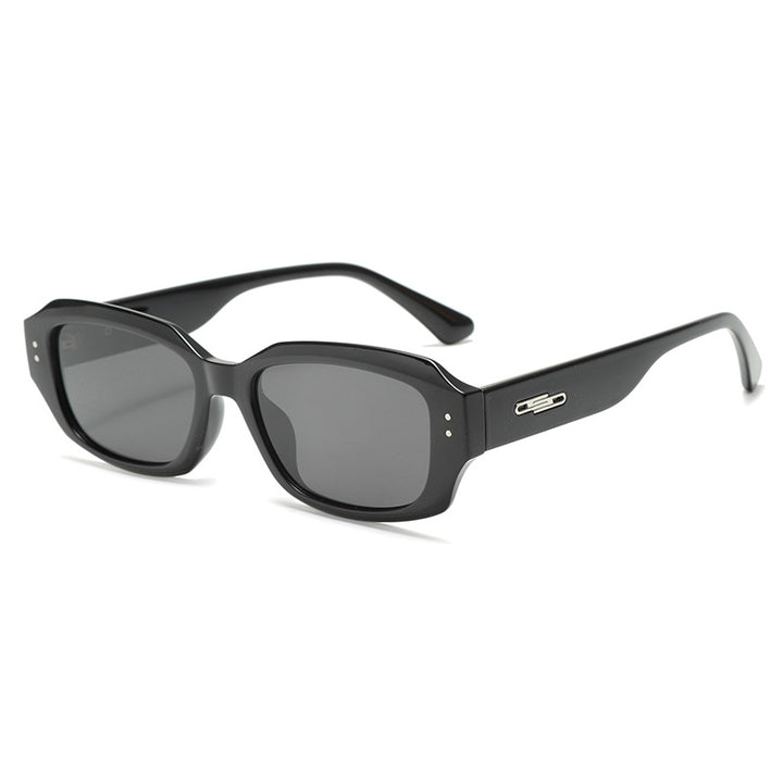 Dame trendy firkantet solbrille med innovativ gjennomsiktig ramme Skanto