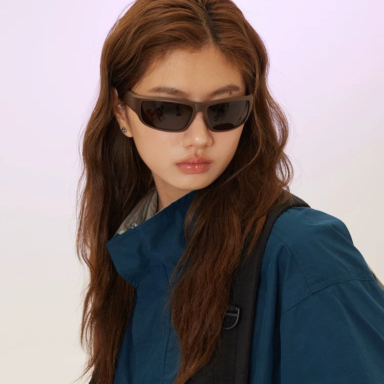 Dame Sporty solbrille med robust ramme og polariserte linser Skanto