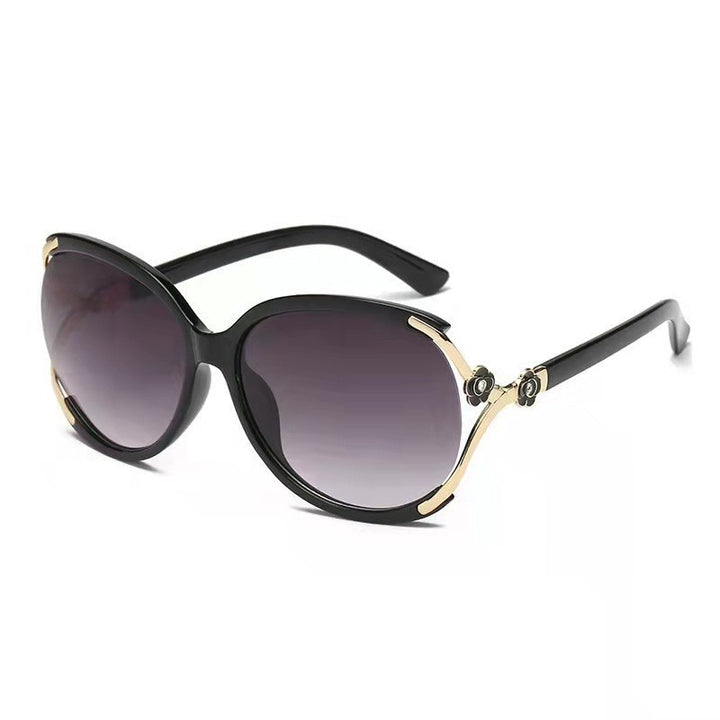 Dame elegante oversized solbrille med gyldne aksenter Skanto