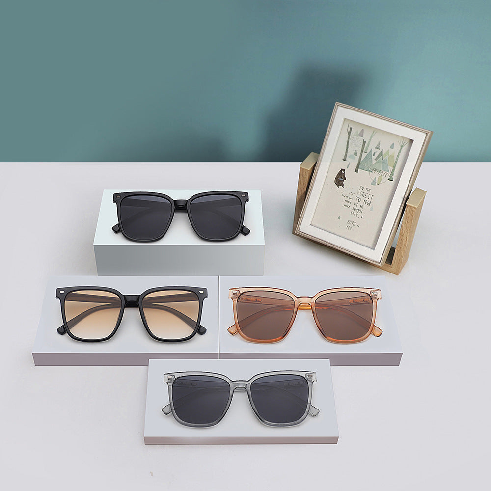 Dame designer solbrille i avslappet stilfull ramme Skanto