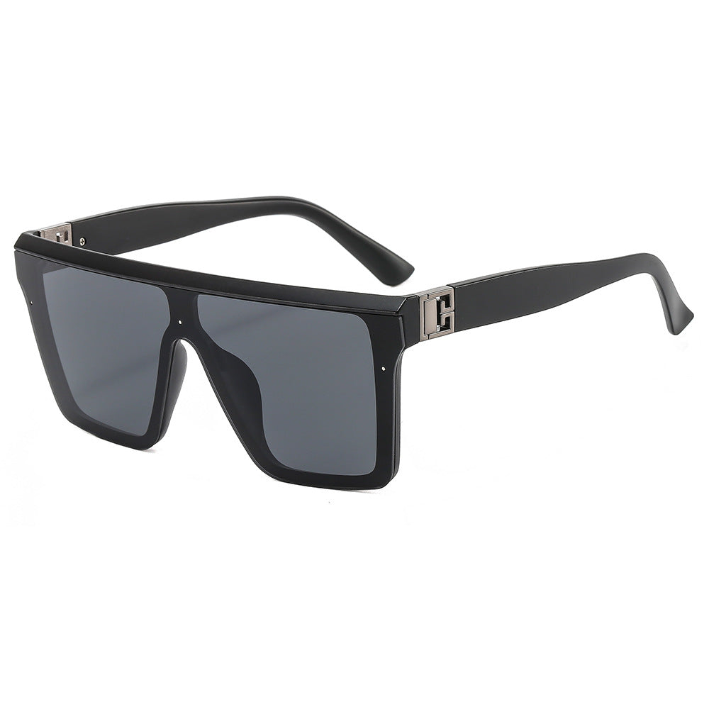 Dame oversized solbrille i trendy stil med bred rammestruktur Skanto