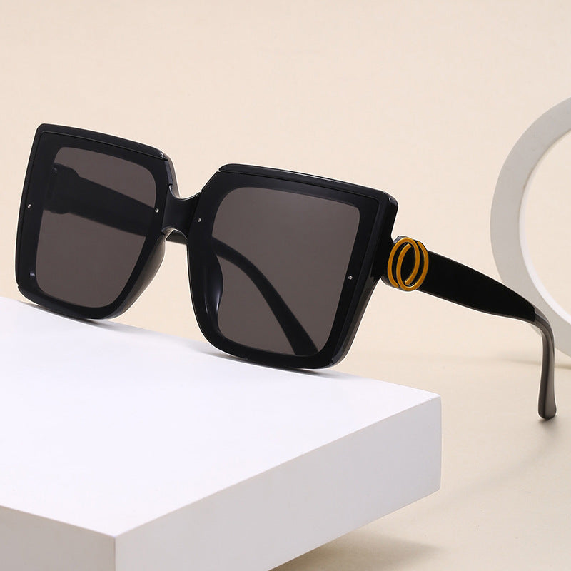 Dame firkantet solbrille med unikt dekkselement Skanto