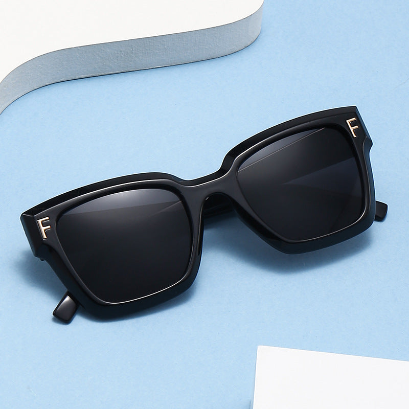 Dame moteriktig kvadratisk solbrille med gull detaljer Skanto