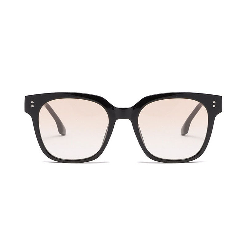Dame solbrille i innovativ design med bred ramme Skanto