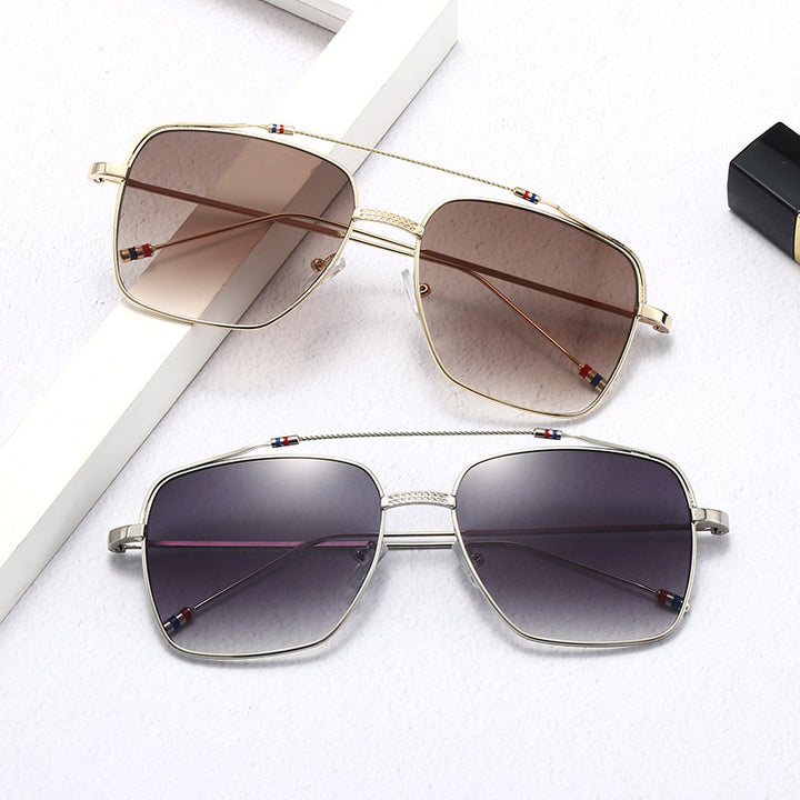 Dame moteriktig buet brille med smal metallramme Skanto