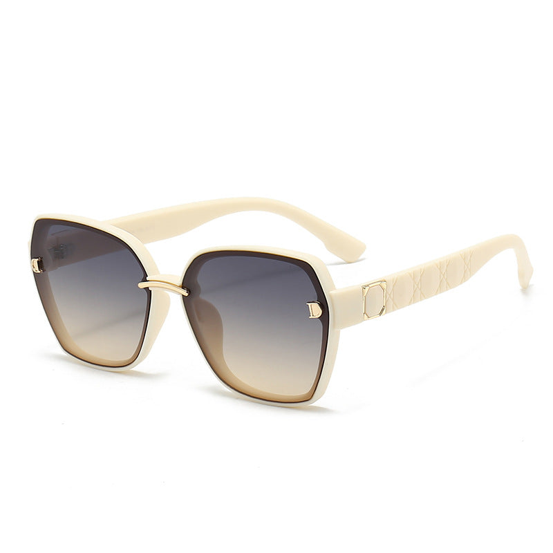Dame solbrille med stilfull, kvadratisk ramme og elegante detaljer Skanto