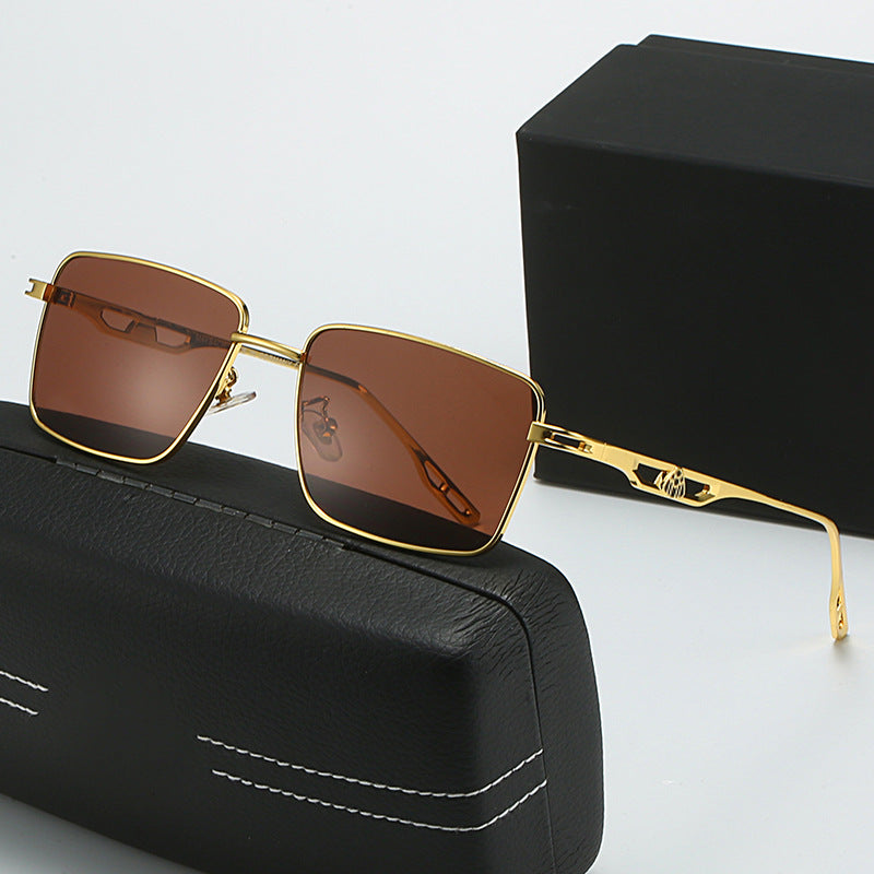 Dame luksus solbrille med markant geometrisk ramme og polarisert glass Skanto