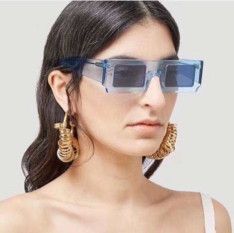 Dame statement solbrille med kvadratisk ramme og futuristisk design Skanto