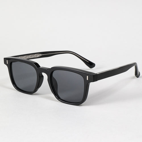 Dame solbrille i moderne statementstil med forsterket ramme Skanto