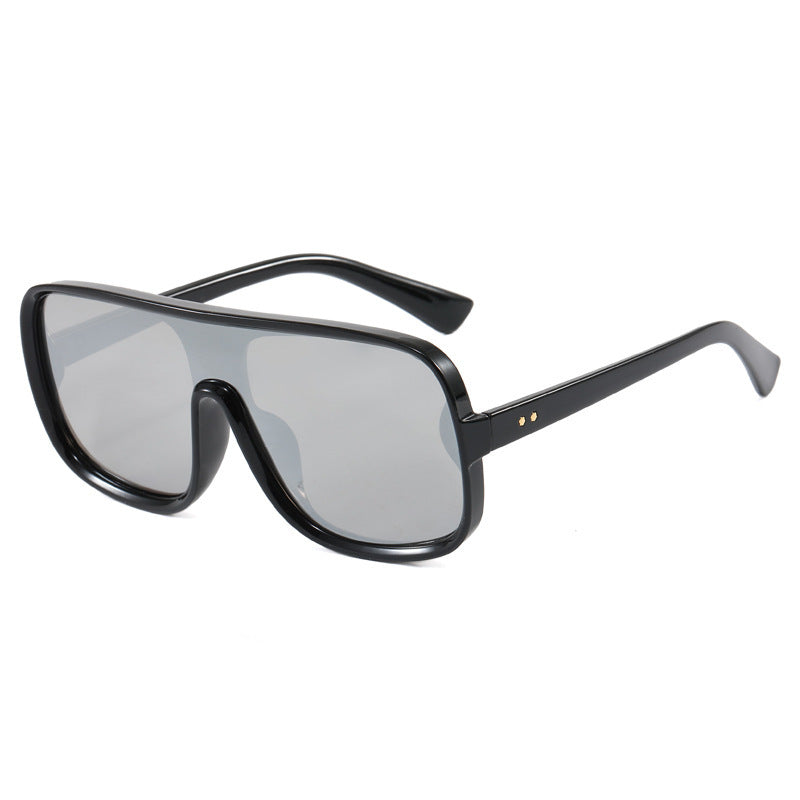 Dame moteriktig Shield-solbrille med innovativ design Skanto