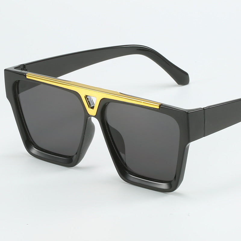 Dame moterik oversized solbrille med stilige gullaccent Skanto