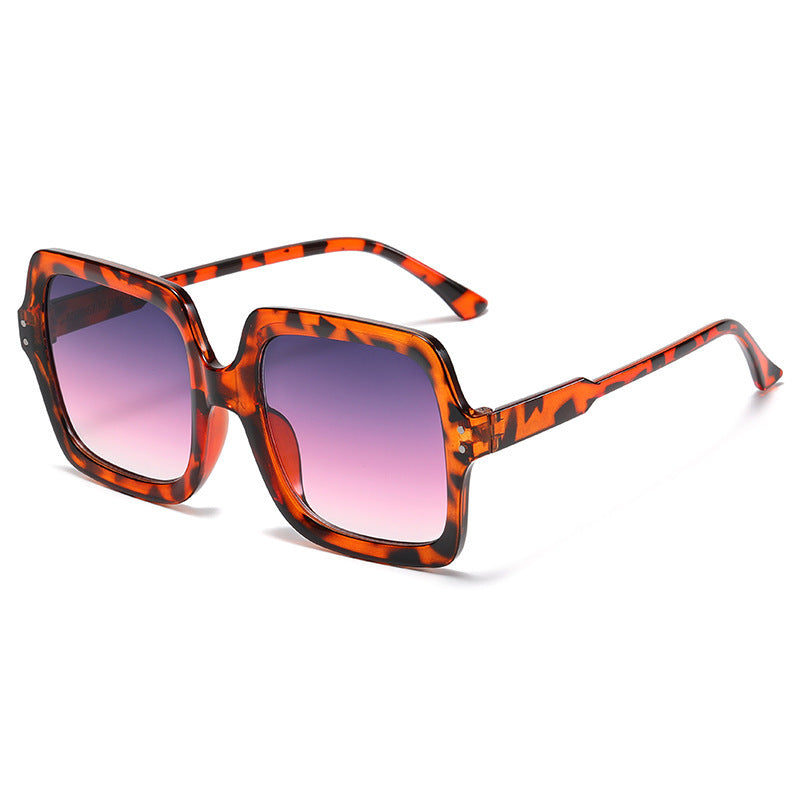Dame moteriktig kvadratisk solbrille med speilende glass Skanto