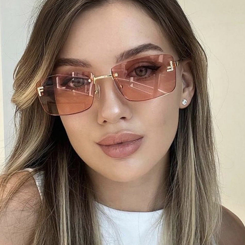 Women's square sunglasses with elegant gold frame and stylish lenses Skanto