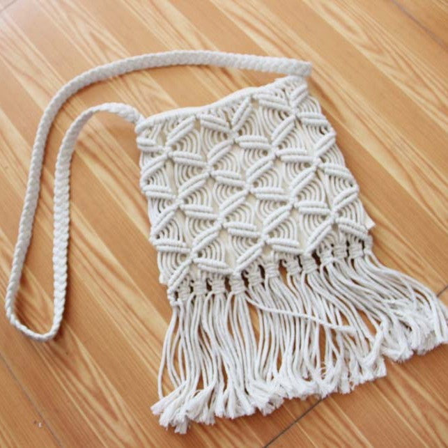 Hand-knotted macrame bag with fringes Skanto