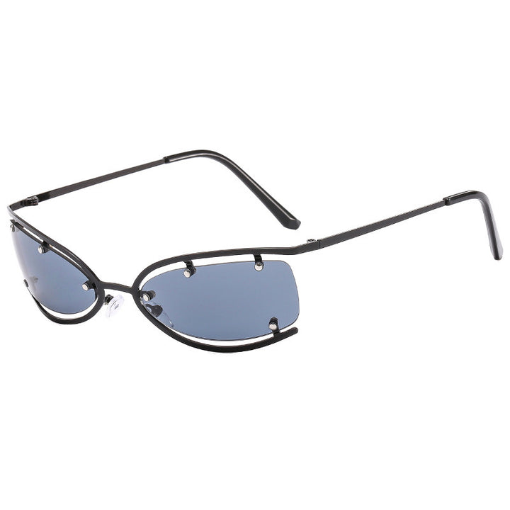 Dame moteriktig solbrille med elegant rammestruktur og trendy linser Skanto