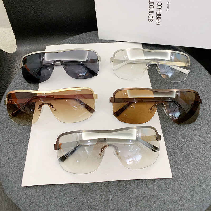 Dame futuristisk solbrille med elegant minimalistisk design Skanto