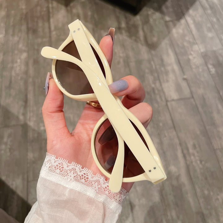 Dame stilige solbriller i trendy retro-design Skanto