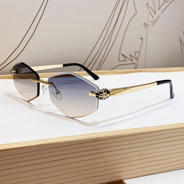 Dame Designer solbrille med heksagonal ramme og gyldne detaljer Skanto