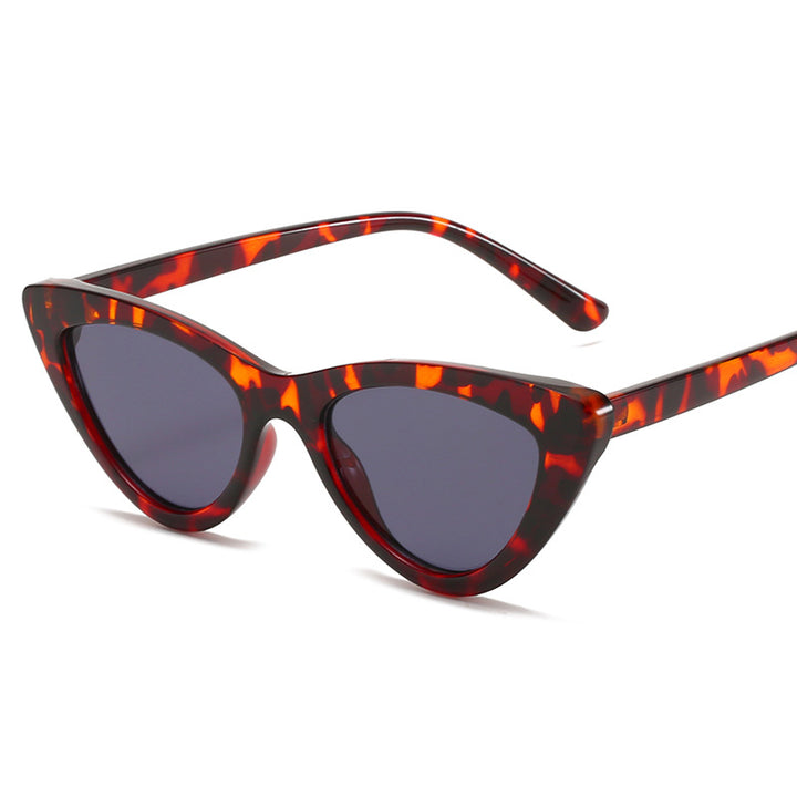 Dame Cat-Eye solbriller med futuristisk design og robust ramme Skanto