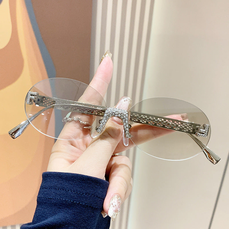 Dame solbrille med glitrende ramme og ovale glass Skanto