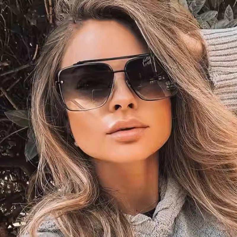 Women's square sunglasses with protective lenses and modern metal frame Skanto