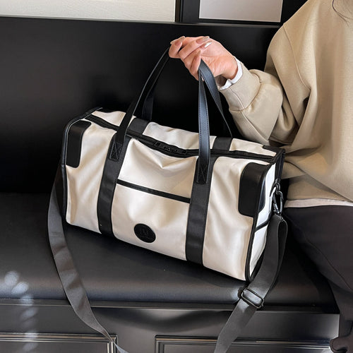 Sporty fritid duffel bag med slitesterkt materiale og justerbar skulderreim Skanto