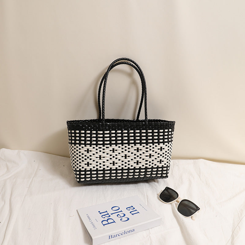 Braided tote bag with modern accents Skanto