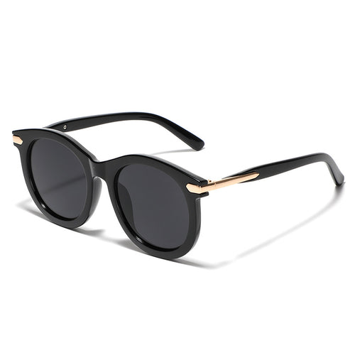 Dame moteriktig solbrille med gjennomsiktig ramme og gull accenter Skanto