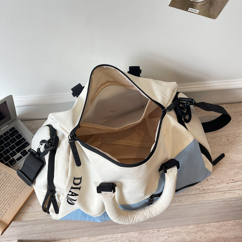 Sporty reise bag med forskjellige rom og slitesterkt materiale Skanto