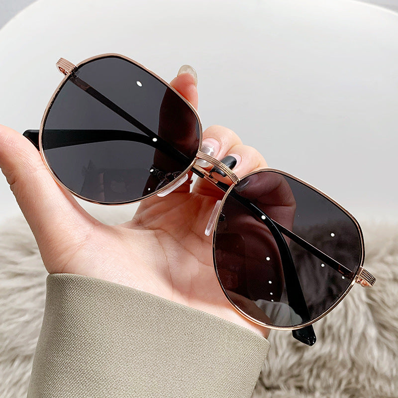 Dame kattøyer solbrille med elegant metallramme Skanto