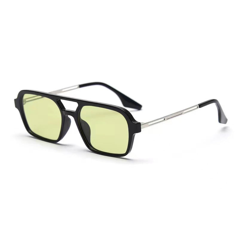 Dame designer solbriller med elegant transparent ramme og gule glass Skanto