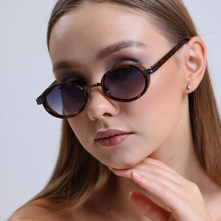 Women's round sunglasses with light lenses and golden details Skanto