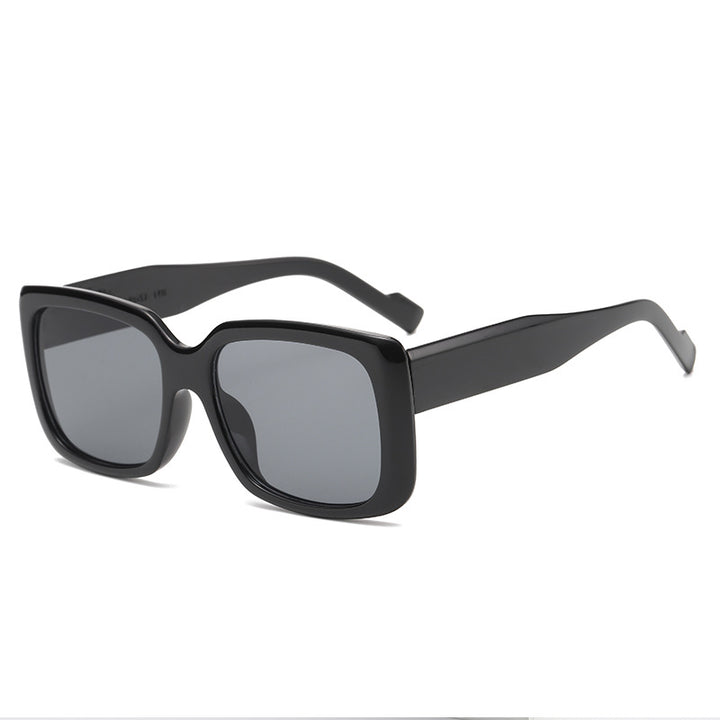 Dame moteriktig kvadratisk solbrille med gjennomsiktig ramme og innovativt design Skanto