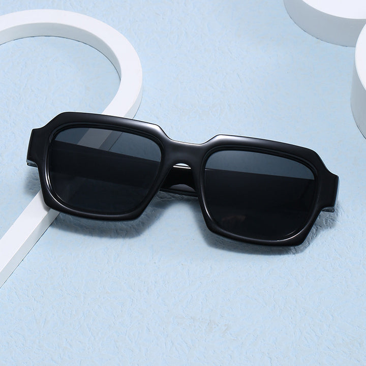 Dame moteriktig stilfull kvadratisk solbrille med kontrasterende ramme Skanto