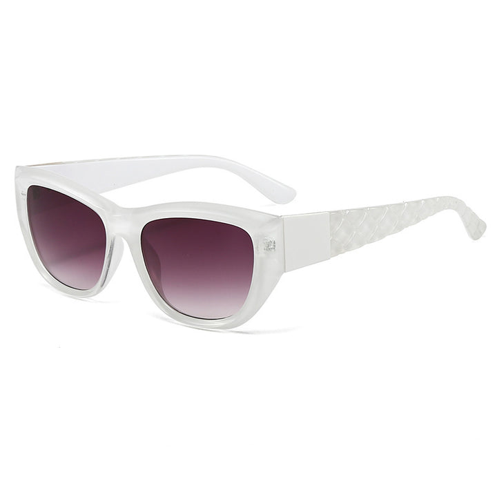 Dame Cat-Eye solbrille med elegant, transparent ramme Skanto