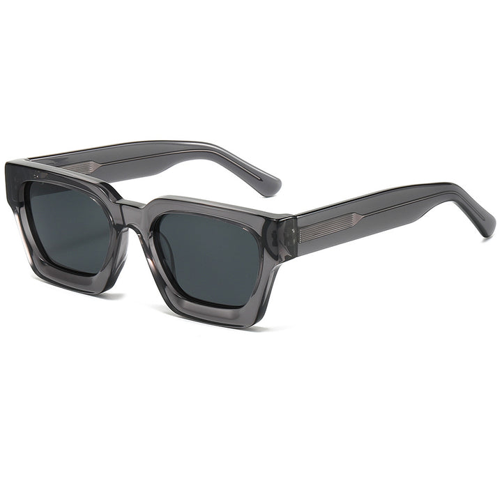 Dame designer solbrille med moderne, kvadratisk ramme og UV-beskyttelse Skanto