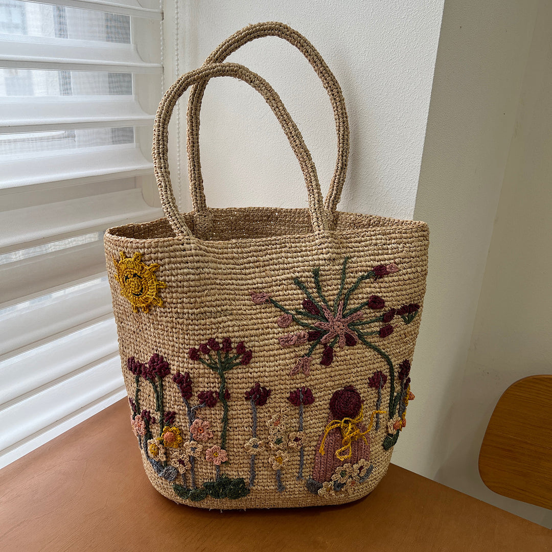 Håndlaget stråveske med blomstermønster broderi Skanto