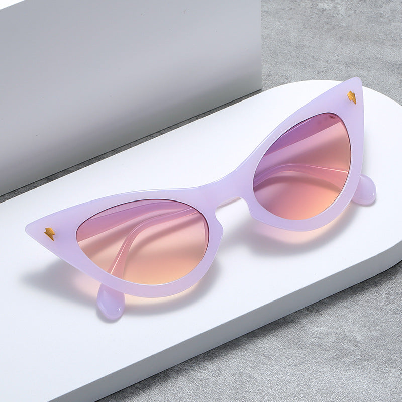Dame Cat-Eye solbriller med speilte linser og elegant detalj Skanto