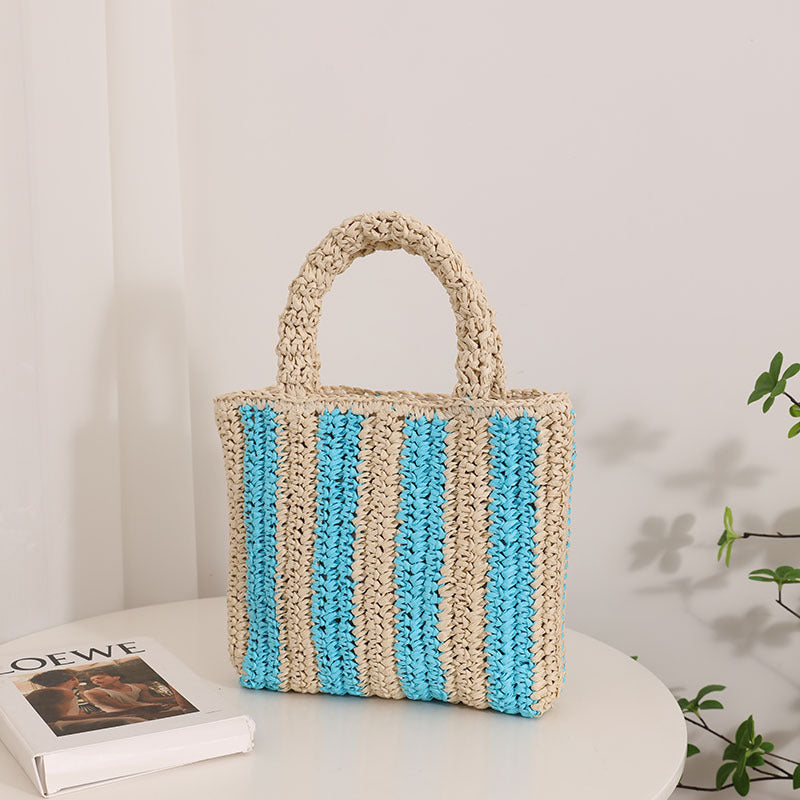 Modern straw bag with structured fold design Skanto