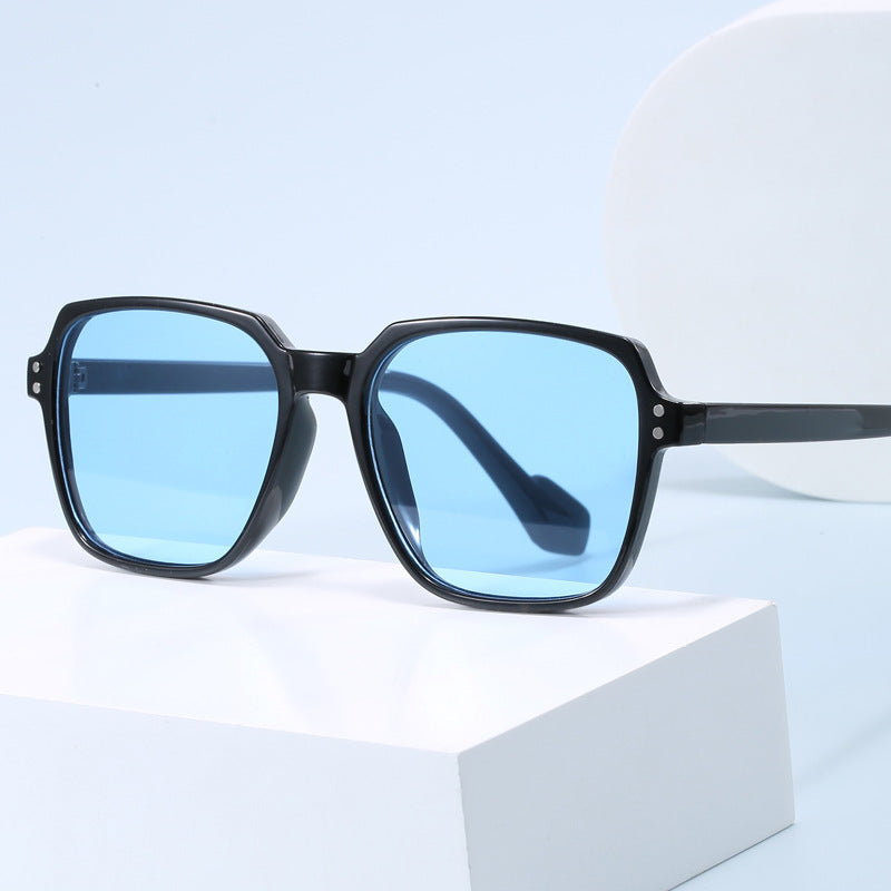 Dame moteriktig solbrille med kraftige, rektangulære linser Skanto