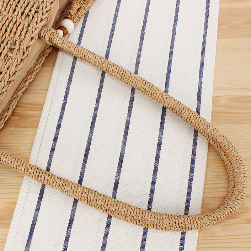 Hand-woven shopping basket in natural wicker with elegant fringe decoration Skanto