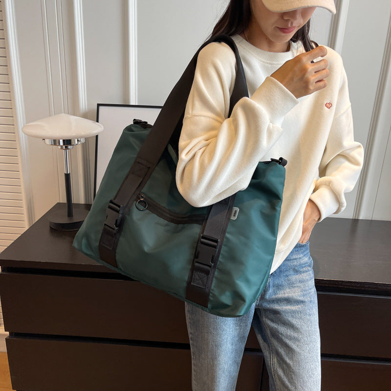 Romslig sport duffel bag med ergonomiske bærehåndtak og vannavvisende materiale Skanto