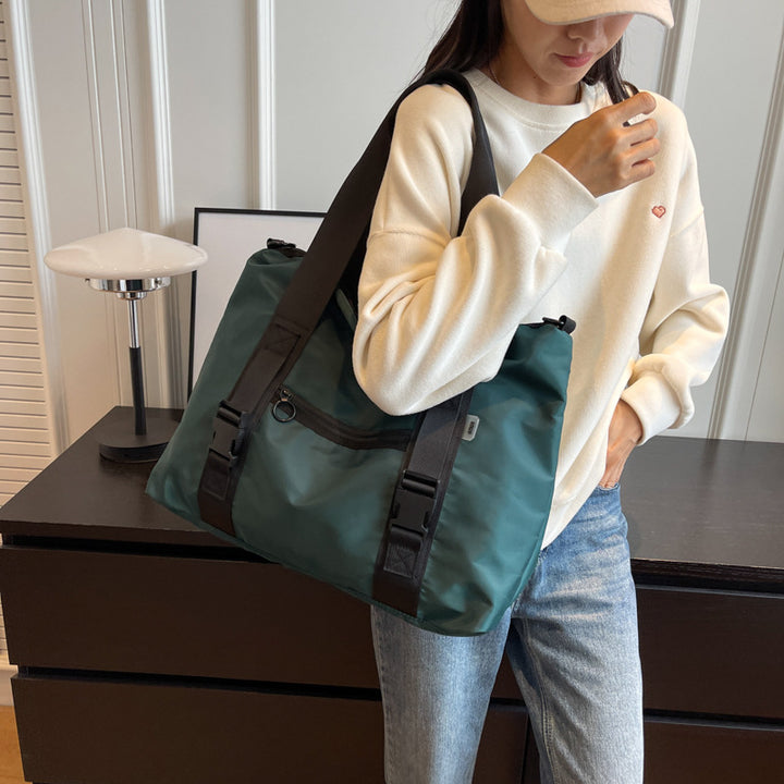 Romslig sport duffel bag med ergonomiske bærehåndtak og vannavvisende materiale Skanto