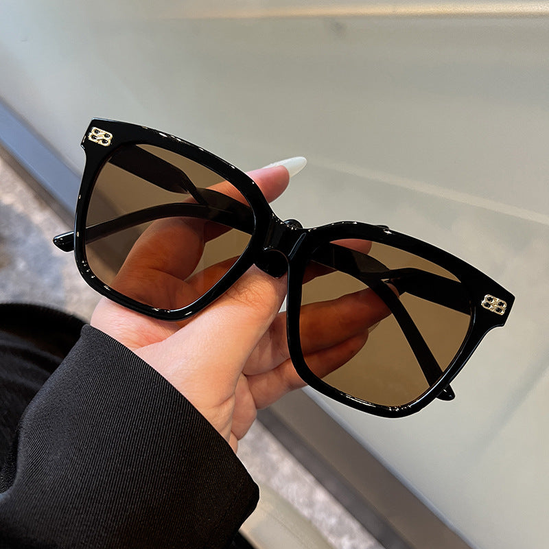 Women's square sunglasses with elegant frame structure and UV protection Skanto