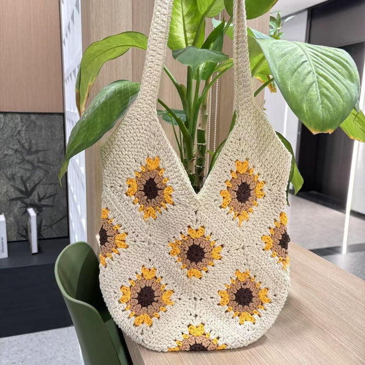 Håndlaget makraméveske med solblomstmotiv Skanto